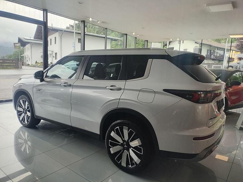 Neu Mitsubishi Outlander P-HEV Intense 136 PS (100 kW) 2026 SUV