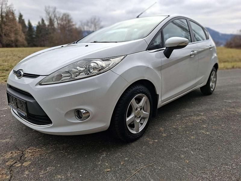 Gebraucht Ford Fiesta Titanium 82 PS (60 kW) 2011 Weiß Kleinwagen