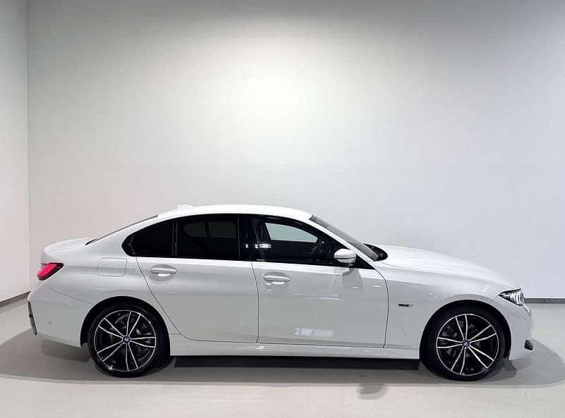 Gebraucht BMW 320e M Sport 204 PS (150 kW) 2023 Weiß Limousine