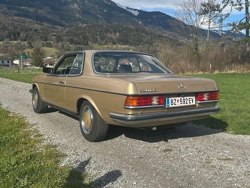Gebraucht Mercedes 230 136 PS (100 kW) 1982 Bronze Coupé