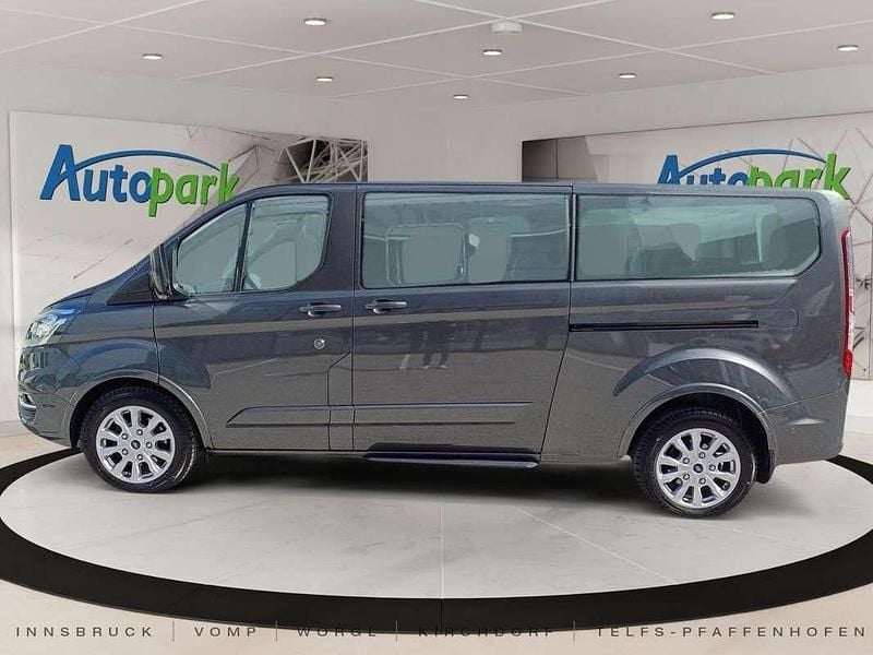 Gebraucht Ford Tourneo Custom Titanium 131 PS (96 kW) 2023 Grau Van