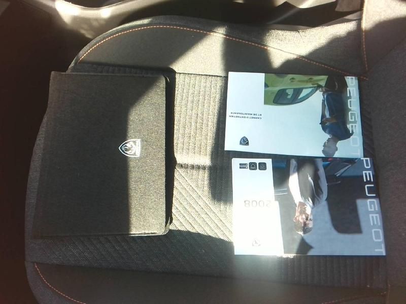 Gebraucht Peugeot 2008 Style 102 PS (75 kW) 2025 SUV