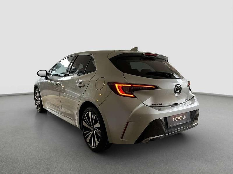 Neu Toyota Corolla Active 98 PS (72 kW) 2025 Silber Kombi