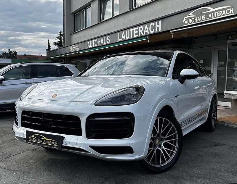 Weiß Gebraucht 2023 Porsche Cayenne E-Hybrid Coupe Platinum Edition Coupé | € 103.990 - Bild 1/4