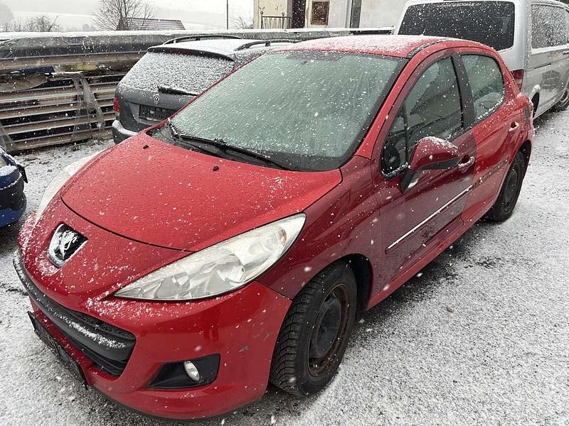 Gebraucht Peugeot 207 Tendance 73 PS (53 kW) 2010 Rot Kleinwagen