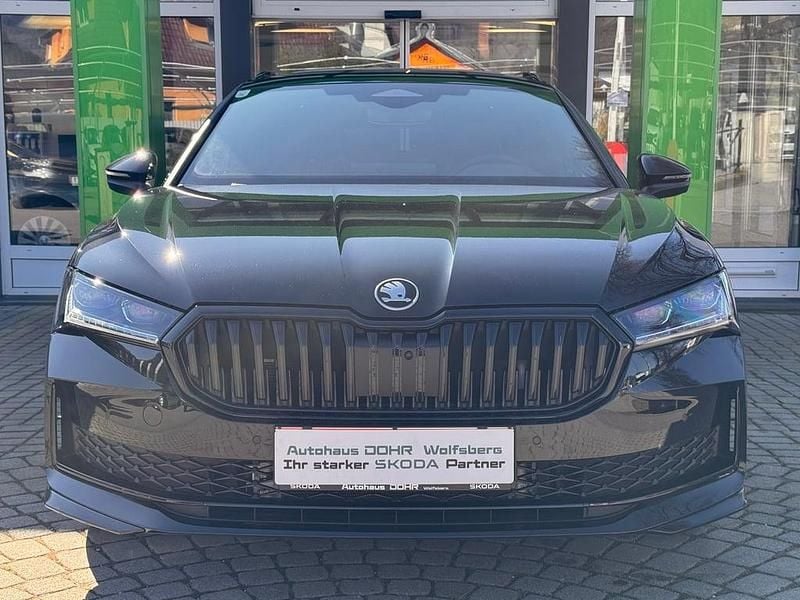 Neu Skoda Superb SportLine 193 PS (141 kW) 2025 Schwarz  metallicperleffektno Kombi