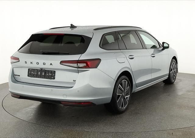 Neu Skoda Superb 204 PS (150 kW) 2025 Silber sonderlackierung Kombi