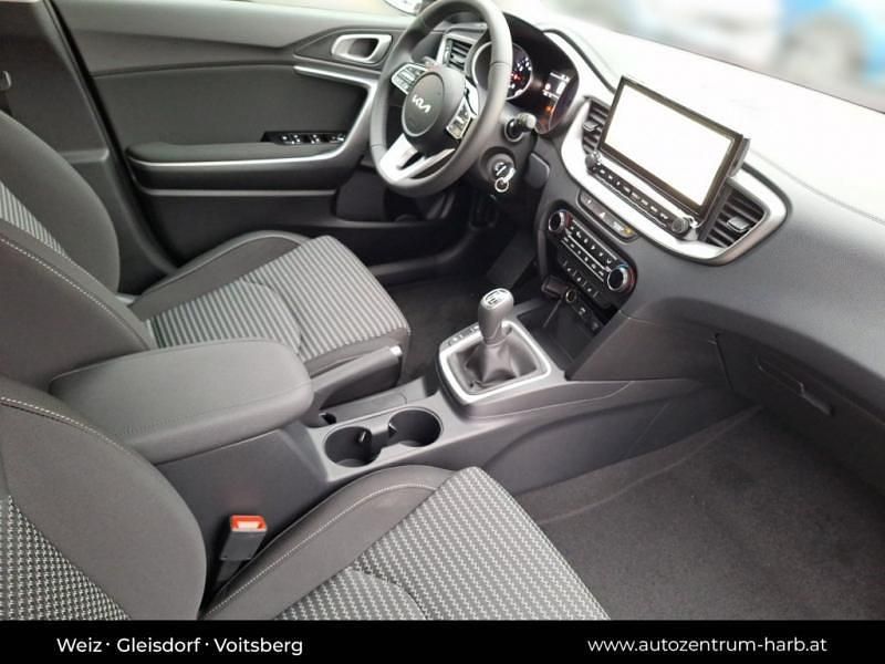 Neu Kia Ceed Silver 99 PS (72 kW) 2025 Kleinwagen