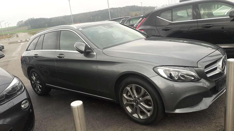 Gebraucht Mercedes C300 204 PS (150 kW) 2018 Grau Kombi