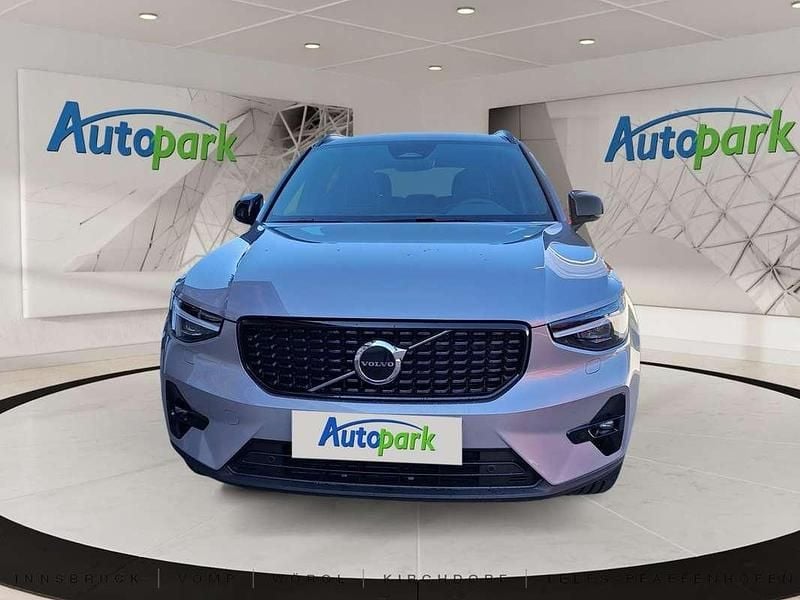 Neu Volvo XC40 Plus 163 PS (119 kW) 2025 Grau SUV