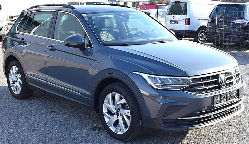 Gebraucht VW Tiguan Life 150 PS (110 kW) 2022 Grau SUV