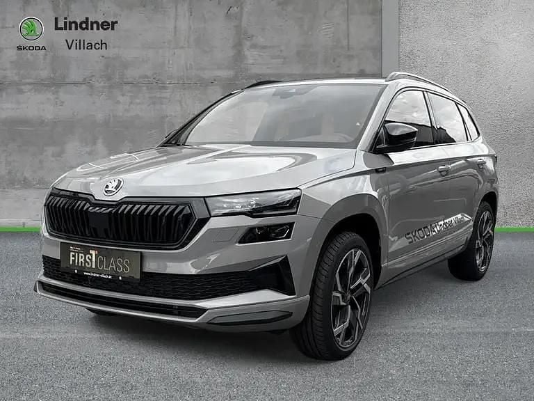 Mittelgrau normal Neu 2025 Skoda Karoq SportLine SUV | € 45.490 (Fairer Preis) - Bild 1/4