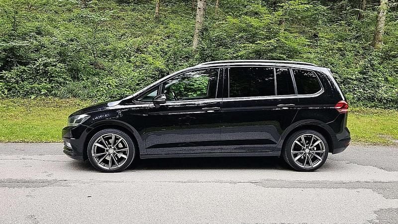 Gebraucht VW Touran Comfortline 110 PS (80 kW) 2016 Schwarz Van / Kleinbus