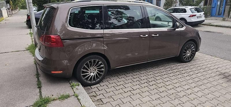 Braun Gebraucht 2011 VW Sharan Highline Van / Kleinbus | € 10.000 (Etwas zu teuer) - Bild 1/4