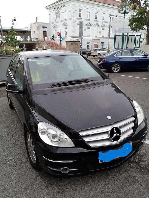 Gebraucht Mercedes 180 109 PS (80 kW) 2012 Schwarz Limousine