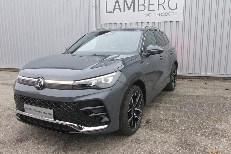 Mittelgrau metallic Gebraucht 2024 VW Tiguan R-line SUV | € 41.290 (Teuer) - Bild 1/4