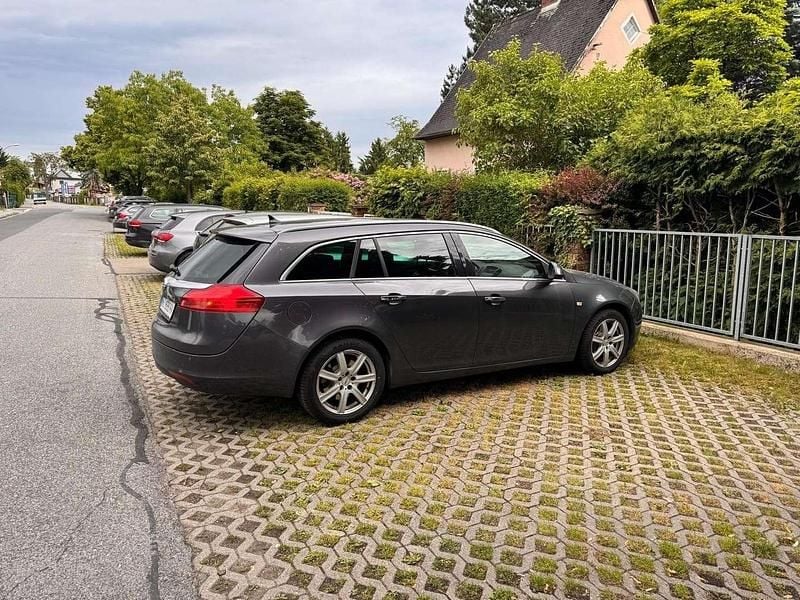 Grau Gebraucht 2010 Opel Insignia Cosmo Kombi | € 3.000 (Etwas zu teuer) - Bild 1/4