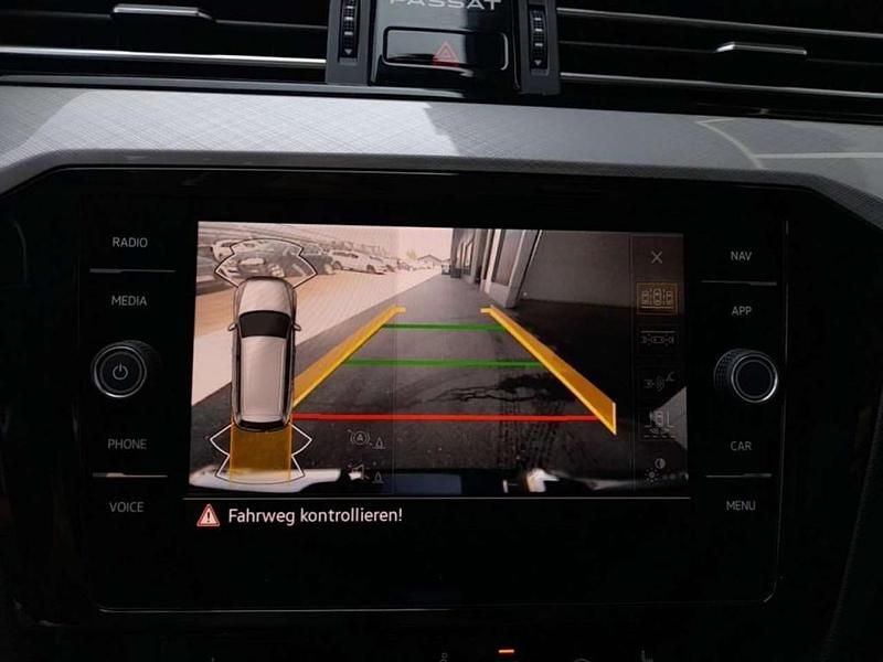 Gebraucht VW Passat Business 150 PS (110 kW) 2023 Blau Kombi