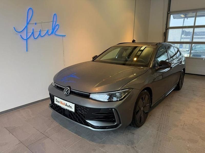 Mittelgrau normal Neu 2026 VW Passat Sport Kombi | € 56.990 (Fairer Preis) - Bild 1/3