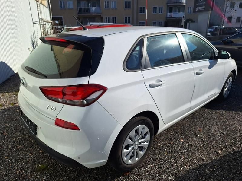 Gebraucht Hyundai i30 120 PS (88 kW) 2020 Weiß Limousine