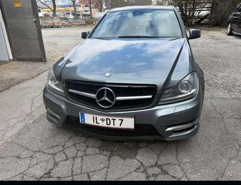 Grau Gebraucht 2011 Mercedes C200 Avantgarde Limousine | € 10.500 (Fairer Preis) - Bild 1/4