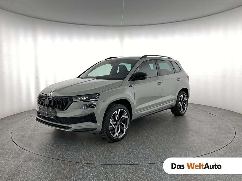 Mittelgrau normal Gebraucht 2025 Skoda Karoq SportLine SUV | € 45.990 - Bild 1/4
