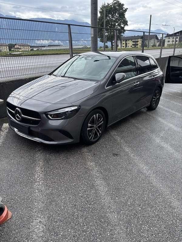 Grau Gebraucht 2025 Mercedes B180 Edition Van / Kleinbus | € 39.990 (Teuer) - Bild 1/4