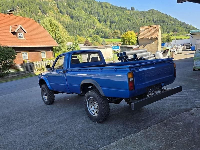 Gebraucht Toyota HiLux 67 PS (49 kW) 1981 Blau Abholung