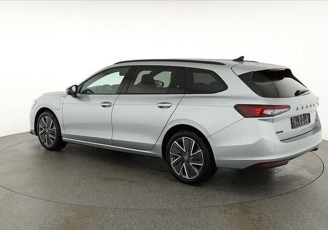 Neu Skoda Superb 204 PS (150 kW) 2025 Silber sonderlackierung Kombi