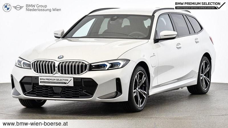 Gebraucht BMW 330e Efficient Dynamics 294 PS (216 kW) 2024 Mineralweiß