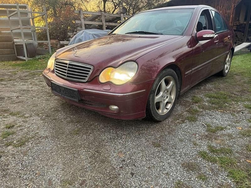 Rot Gebraucht 2003 Mercedes C270 Avantgarde Limousine | € 1.000 - Bild 1/4