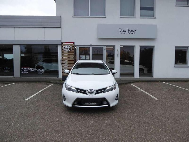 Weiß Gebraucht 2014 Toyota Auris Active Limousine | € 10.990 (Fairer Preis) - Bild 1/4