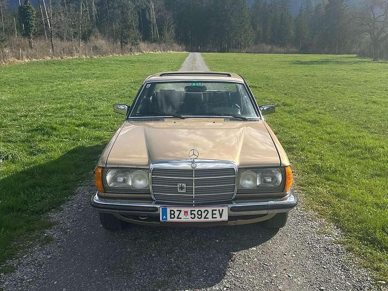 Gebraucht Mercedes 230 136 PS (100 kW) 1982 Bronze Coupé