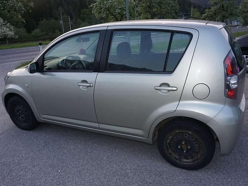 Gebraucht Daihatsu Sirion 91 PS (66 kW) 2010 Silber Kleinwagen