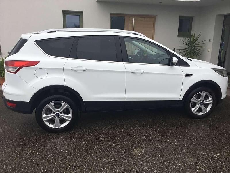 Gebraucht Ford Kuga Trend 120 PS (88 kW) 2016 Weiß SUV