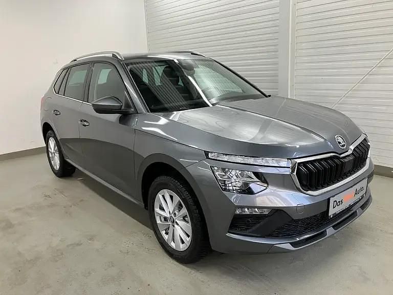 Mittelgrau metallic Neu 2025 Skoda Kamiq Selection SUV | € 29.490 (Etwas zu teuer) - Bild 1/4