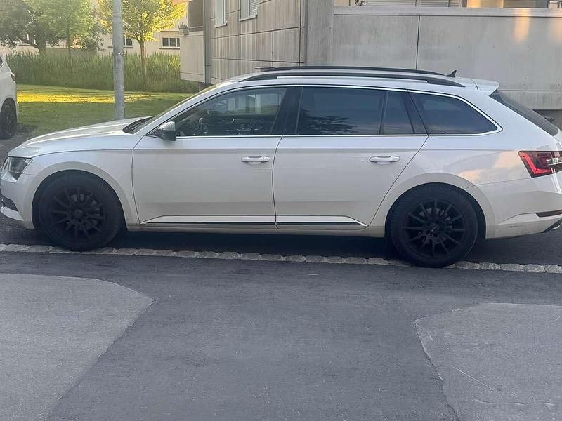 Weiß Gebraucht 2015 Skoda Superb Ambition Kombi | € 13.990 (Fairer Preis) - Bild 1/4