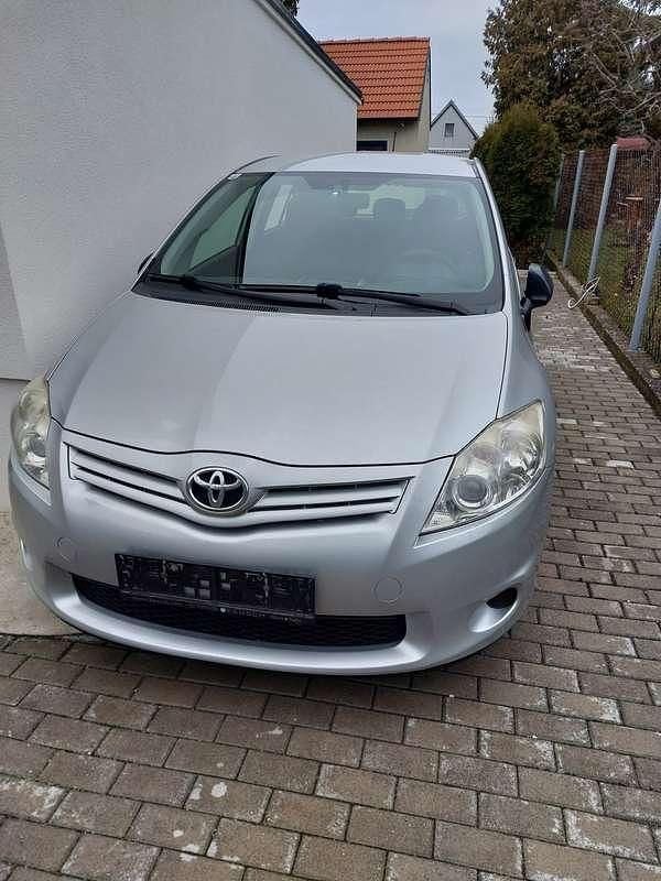 Gebraucht Toyota Auris 90 PS (66 kW) 2011 Silber Kleinwagen