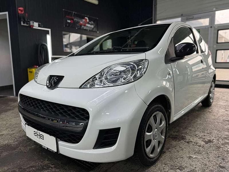 Weiß Gebraucht 2009 Peugeot 107 Kleinwagen | € 2.750 - Bild 1/4
