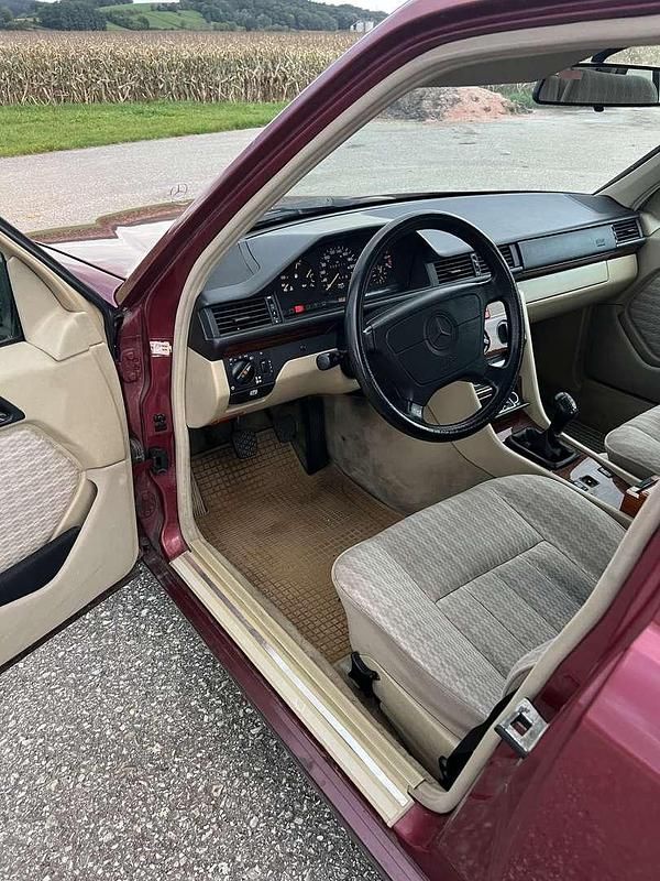 Rot Gebraucht 1993 Mercedes E220 Limousine | € 7.350 - Bild 1/4