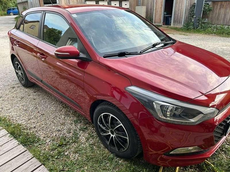 Gebraucht Hyundai i20 GO! 84 PS (61 kW) 2017 Rot Limousine