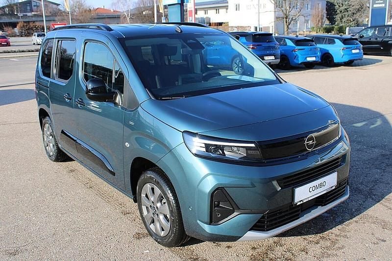 Neu Opel Combo 131 PS (96 kW) 2026 Blau Kombi