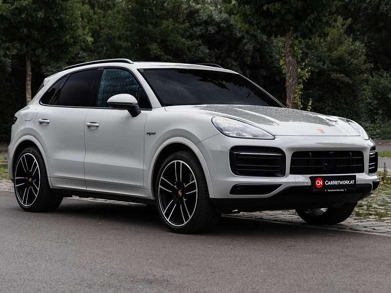 Grau Gebraucht 2022 Porsche Cayenne SUV | € 97.990 (Teuer) - Bild 1/4