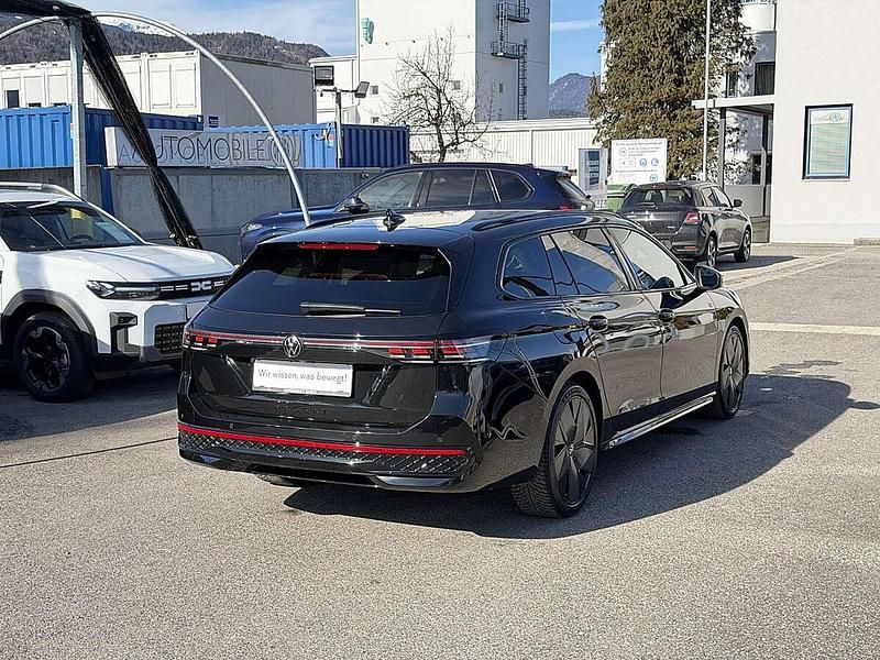Gebraucht VW Passat R-line 150 PS (110 kW) 2024 Schwarz Kombi