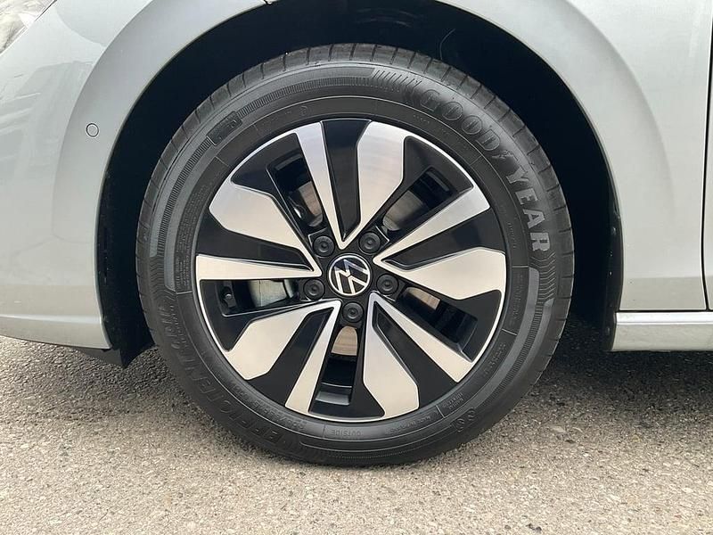 Neu VW Golf VIII Business 115 PS (84 kW) 2025 Silber  metallic Kombi