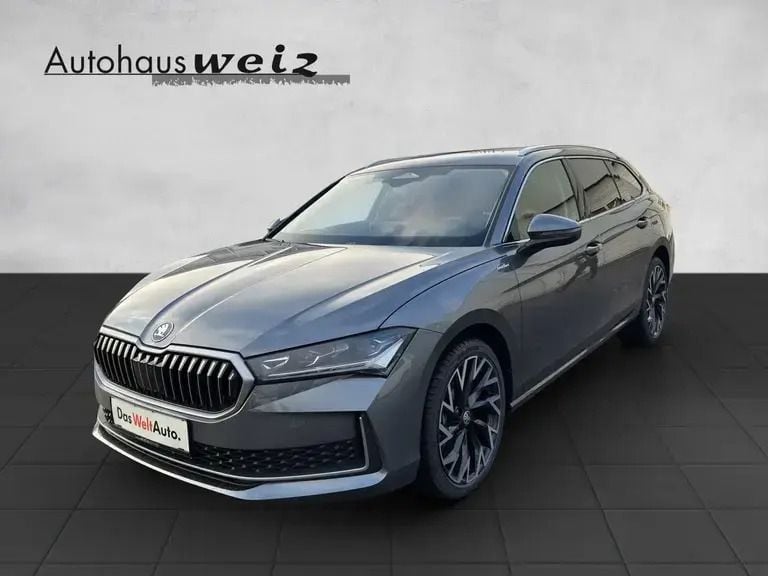 Mittelgrau metallic Gebraucht 2025 Skoda Superb LAURIN & KLEMENT Kombi | € 55.900 - Bild 1/4
