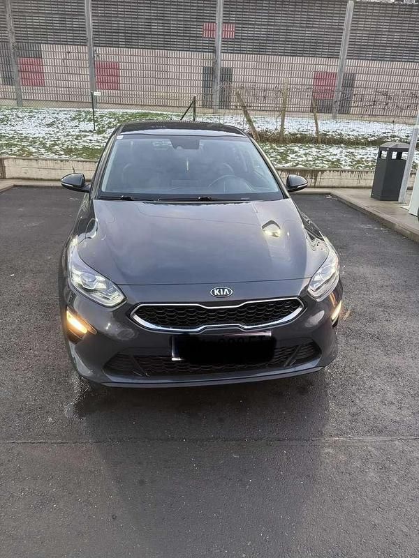 Grau Gebraucht 2019 Kia Ceed Gold Kleinwagen | € 12.000 (Fairer Preis) - Bild 1/4