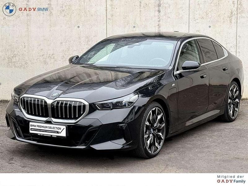 Saphirschwarz Gebraucht 2024 BMW 550e M Sport Limousine | € 71.940 (Fairer Preis) - Bild 1/4