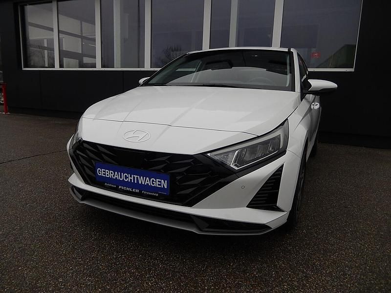 Weiß Gebraucht 2024 Hyundai i20 Trend Limousine | € 21.890 (Fairer Preis) - Bild 1/4