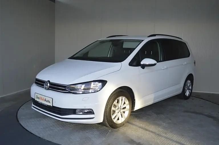 Weiss normal Gebraucht 2017 VW Touran Comfortline Van / Kleinbus | € 14.989 (Etwas zu teuer) - Bild 1/4